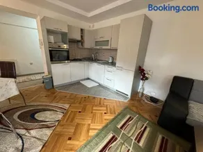 Golden Lilly Apartment - Image 4