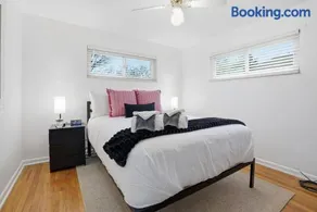 Modern 3BR Townhome in Mt. Lebanon | Garage + Easy City Access - Image 4