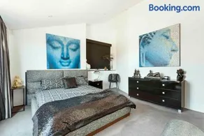 Modern spacious 3 bedroom penthouse in Enmore - Image 1