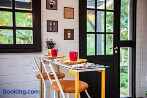 Tiny House com Banheira Privativa, Deck no Jardim com Rede Suspensa sobre o Riacho e Lareira Externa em Meio à Natureza - Image 4