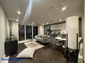 Sophisticated 1BR, 1 BA Chigwell Designer Flat CHCL F2 - Image 2