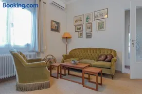 Vintage-style Garden Apartment - Image 1