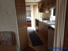Caravan in Moelfre village - Image 2
