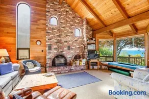 Escape to Saratoga Lodge: Private Dog Friendly Cabin with Sauna Near the Beach and Mountains - Image 3