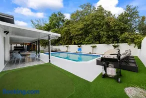 Resort-Style Miami Home Pool Sauna & Jaccuzi - Image 1