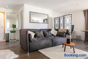 Luxury Business Apartment with 2 Monitors and Parking - Image 3