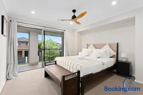 Cozy 4BR Family Haven Walk to Penrith CBD&Train - Image 2