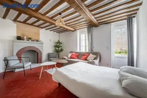 L'escalier rouge - Maison rénovée avec cour - Image 5