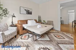 Simple Comfort 1 Bed 1 Bath Near Downtown Indy - Image 2