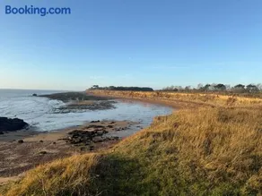 Cottage on remote wild coast - Image 3