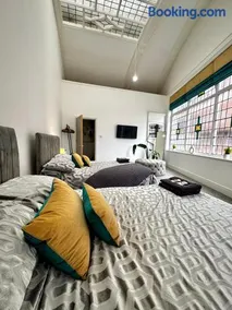 #20 Huge 2BR City Centre Apartment with Glass Ceiling Sleeps 6 Near Hull New Theatre - Image 3
