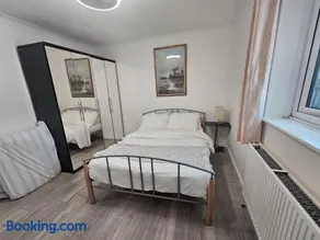 Comfy Apartment Near Shops & Station - Image 3