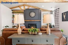 Modern Cabin Vibes, Vaulted ceilings, Sleeps 8! - Image 2