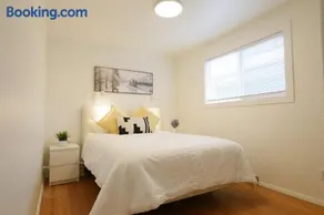 Quiet Family Friendly, 4 min UofC and University District Shops, 9 min DT - Image 4
