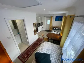 Twin beds en suite - Image 5