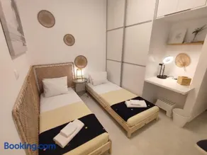 Theonisxenia Luxury Apt at Metro M3 - Image 4