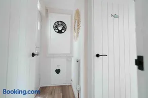 Seaside Family Escape- Cosy bungalow with large private garden- Pets Welcome - Image 3