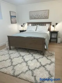 Modern & Cozy 2BR Suite Near Shops & Dining in clayton height - Image 4