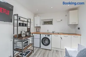 Modern guest house Free Parking - Image 3