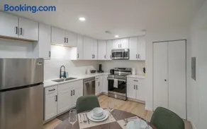 Worldcup Ready DT DFW Chic Free Parking and Pool In Medical District - Image 2