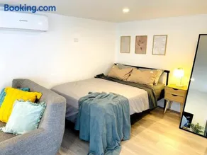 Modern Studio with Mountain View and Near Airport & CBD - Image 4