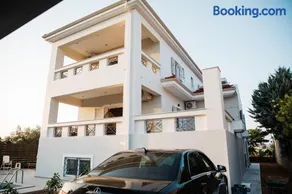 Exclusive Villa with Pool - Image 3