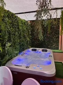 Majorelle green Spa Suite - Image 1