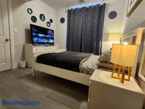 Comfy, cozy, stylish and affordable - free parking - Image 4