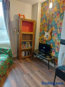 Cosy room in canalside home - Image 5