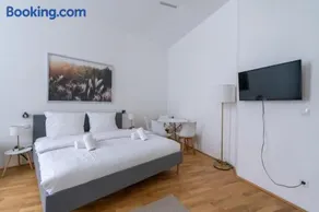 Stylish studio with air con & free parking - Image 5