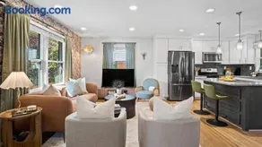 4BD Cozy Getaway | Eclectic, Central, Near Airport - Image 1