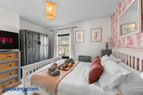 139 I Abbey House I Characterful & Peaceful 1BR House w Garden, Rooftop Balcony, Fully Equipped Kitchen and Dedicated Workspace - Image 3
