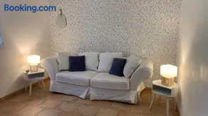 Chambre, salon, salle de bains et WC privés -sans cuisine- dans maison provençale chez l'habitant - Image 1