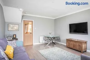 Lilliput Hideaway 5 mins from Sandbanks Beach - Image 3