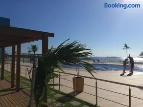Flat com praia privativa e lazer total em Arraial - Image 5