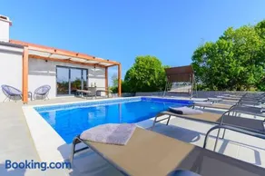 Villa Balun in Orihi - 3 bedrooms - pool - garden - sauna - Image 2
