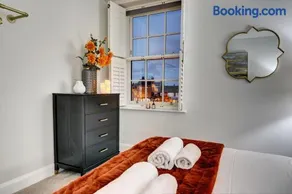 The Penthouse - Allocated Parking with City Views - Image 2