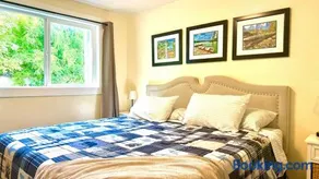 Super comfy King Bed - Great for Longer Stays! - Image 1
