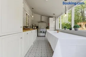 2-Bedroom Cottage Sleeps 5 Free Parking - Image 3