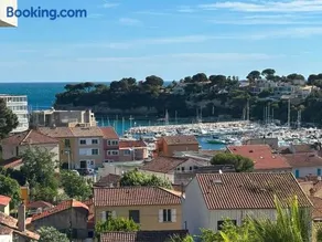 Carry Luxury Retreat Sea & Port View Room - Image 2