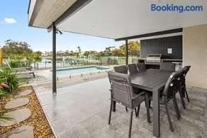 Waterfront house with pool and AC, sleep up to 11 guests - Image 2