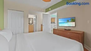 Crystal Palms Treasure Island Retreat Steps from the Beach - Image 2