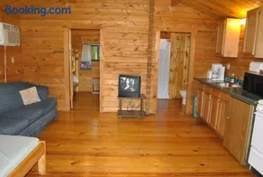 Robin Hill Camping Resort One-Bedroom Cottage 8 - Image 4