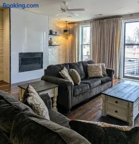 Cherry Street Luxury Apartment - Image 3