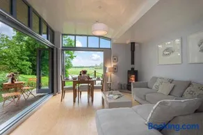 Secluded, New Forest Riverside Lodge - Image 2
