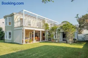 Sunny Thesen Islands Cottage - Image 1