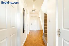 5 Bed House Heathrow Egham Virginia Water Sleeps 7 or Up To 8 If Sharing Beds, Mid To Long Term Bookings Welcome - Image 4