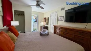 Private Rooms at Miami Centrally Located with free Parking - Image 4