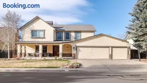 Spacious Country Club Golf Course Retreat - Image 1