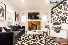 4BD 2BA - Black&White ArtBNB - Antique Row WPB - Image 3